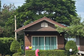 Un bâtiment à deux étages, doté d’une façade marron, de grandes fenêtres et d’un porche.