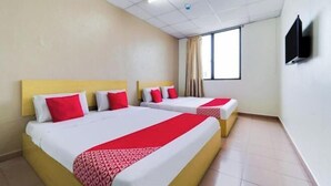 Habitación de hotel con dos camas, cada una con ropa de cama roja y blanca, un televisor de pantalla plana montado en la pared y una ventana con cortinas.