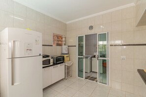 House, Smoking - Casa Tem Tica com Piscina e Churrasqueira (Porangaba)