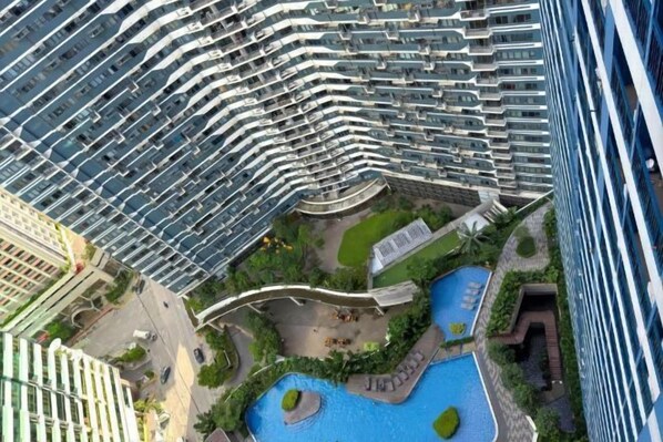 Outdoor pool - 1BR Makati, Air Residences M005 (Makati)