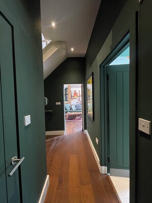 المنشأة من الداخل