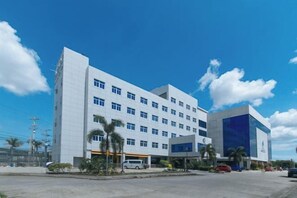 Exterior - Iloilo Gateway Hotel and Suites by RedDoorz (Pavia)