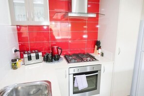 Private kitchen - Unit Close to Airport, Hospital, Shops & Transport (Midland)