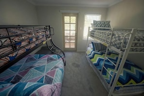 Unclassified image, 4 of 20, button - Unit Close to Airport, Hospital, Shops & Transport (Midland)