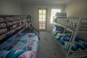 Cribs/infant beds - Unit Close to Airport, Hospital, Shops & Transport (Midland)