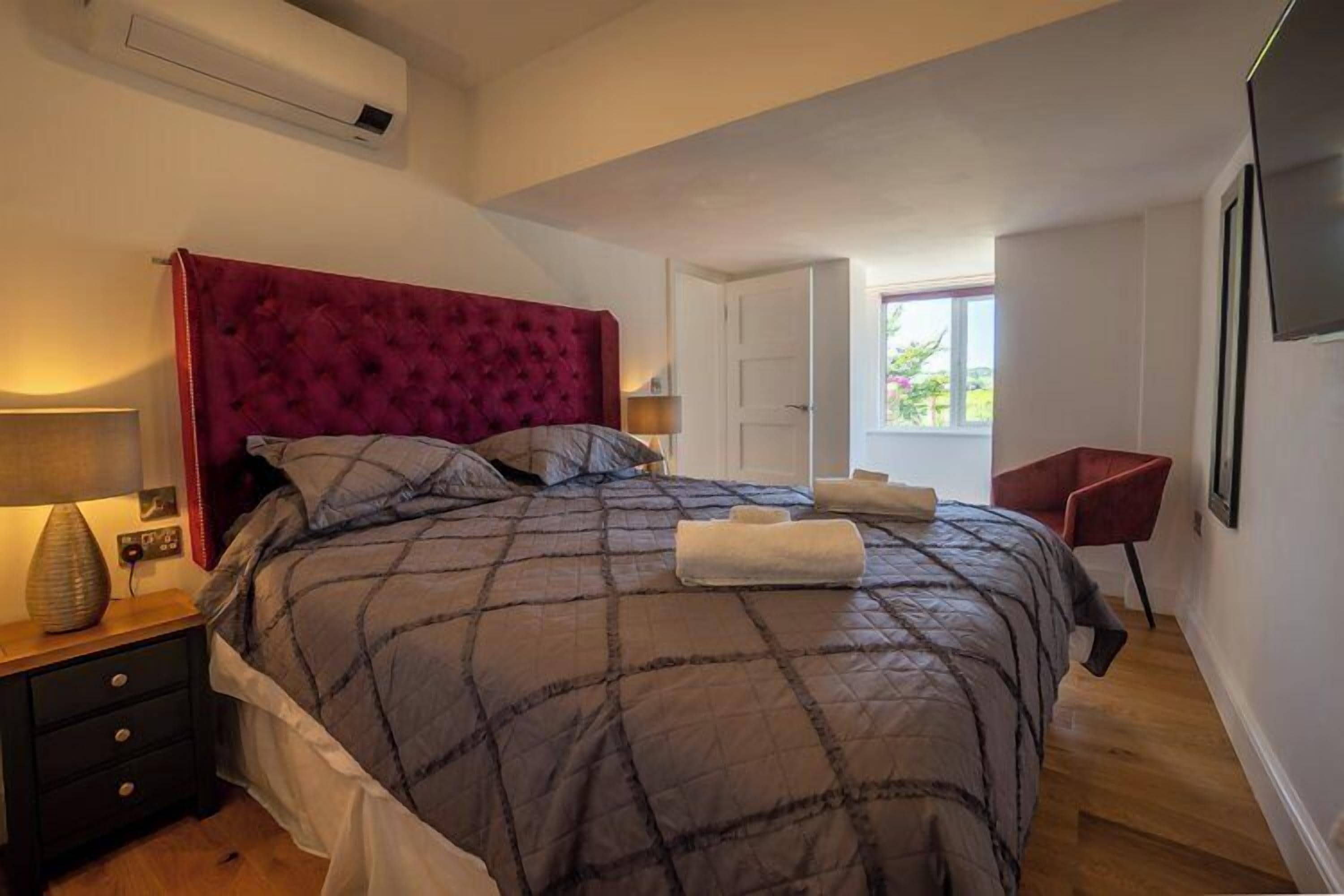 Svit Deluxe - utsikt mot trädgården | Sängtillbehör av högsta kvalitet, strykjärn/strykbräda och gratis wi-fi