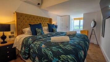 Deluxe Suite | Premium bedding, iron/ironing board, free WiFi, bed sheets