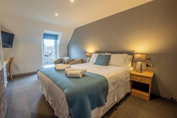 Habitación Confort doble, vistas al patio | Ropa de cama de alta calidad, tabla de planchar con plancha, wifi gratis