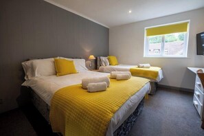 Comfort driepersoonskamer, uitzicht op binnenplaats | Gratis wifi