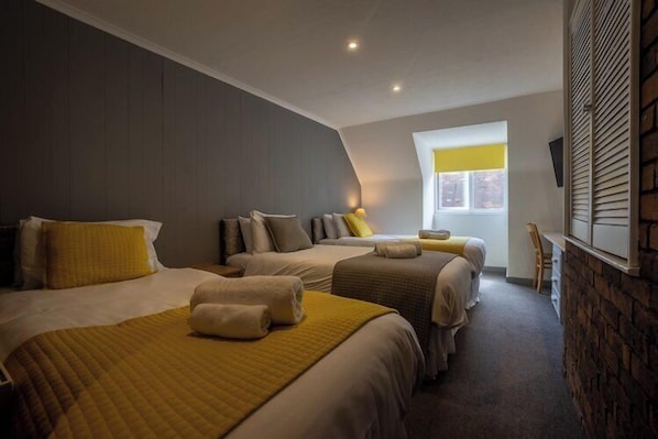 Comfort Triple Room, Courtyard View | Premium bedding, iron/ironing board, free WiFi, bed sheets