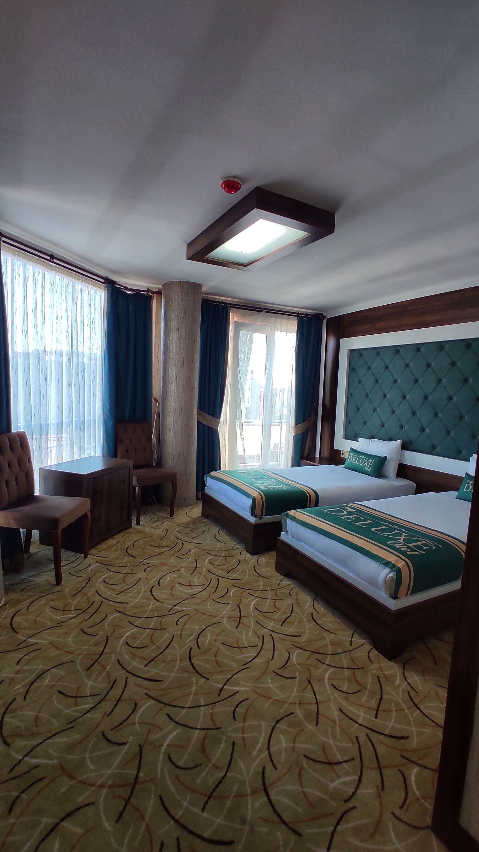 Chambre avec lits jumeaux | Bureau, espace de travail pour ordinateur portable