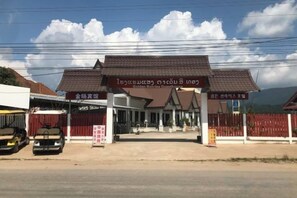 Een gebouw met een bord waarop staat 'Bank of the Golden Elephant' en 'Bank of the Golden Elephant, Chiang Mai'.