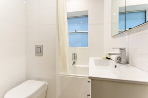 Bathtub, hair dryer, towels, soap - Beachside Living in Modern 2 Bedroom Apartment (Sydney)