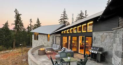 AIA-Honored Mountain Retreat · Modern 3BR Design Home with Big Views