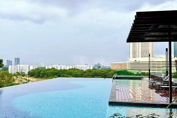 Outdoor pool - Mosaic PokeNest Theme 3BR Bathtub Midvalley (Johor Bahru)