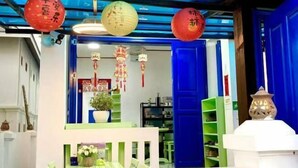 A room with a blue door, a white table, and a red lantern. - Vip Kingson Guest House (Luang Prabang)