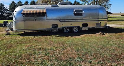 unique 3BR lodge w/ basic amenities & two RV's on 1.58 acres in beautiful Oldham