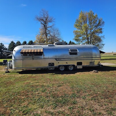 unique 3BR lodge w/ basic amenities & two RV's on 1.58 acres in beautiful Oldham