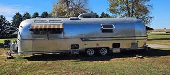 unique 3BR lodge w/ basic amenities & two RV's on 1.58 acres in beautiful Oldham