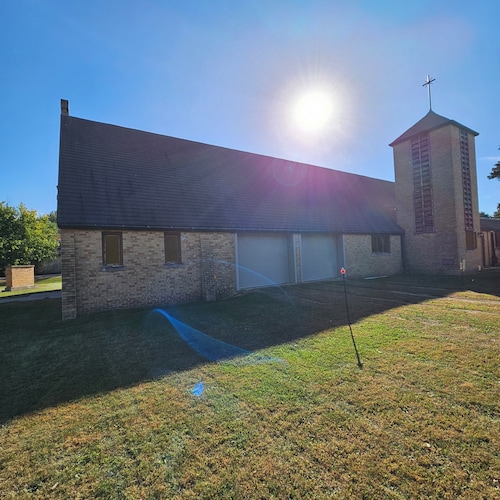 unique 3BR lodge w/ basic amenities & two RV's on 1.58 acres in beautiful Oldham