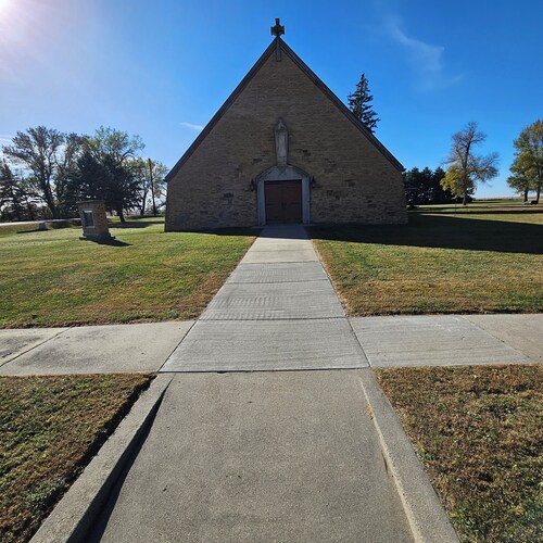 unique 3BR lodge w/ basic amenities & two RV's on 1.58 acres in beautiful Oldham