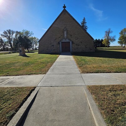 unique 3BR lodge w/ basic amenities & two RV's on 1.58 acres in beautiful Oldham