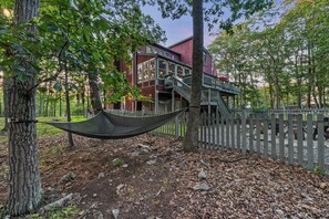 Exterior - Spacious 5-bedroom house in charming East Stroudsburg- Indoor Sauna, Pool Table (East Stroudsburg)