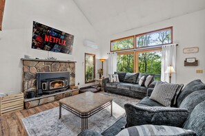 TV, fireplace - Spacious 5-bedroom house in charming East Stroudsburg- Indoor Sauna, Pool Table (East Stroudsburg)