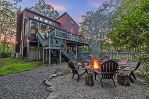 Terrace/patio - Spacious 5-bedroom house in charming East Stroudsburg- Indoor Sauna, Pool Table (East Stroudsburg)