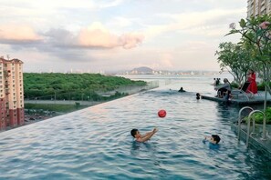 Pool - Ocean Home@Urban Suites@3BR@10+2 Pax (Jelutong)