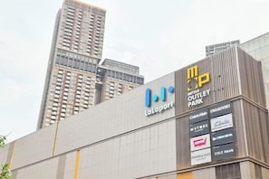 A building with the 'Lalaport' sign and 'Mitsui Outlet Park' on the side. - Lucentia Residence by Glory Home (Kuala Lumpur)