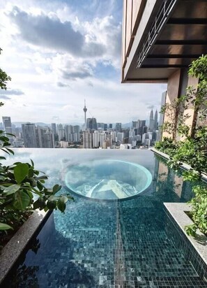 حمام سباحة خارجي