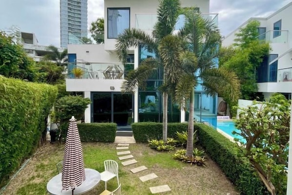 Property grounds - Youth Journey Six-Bedroom Pool Villa (Pattaya)