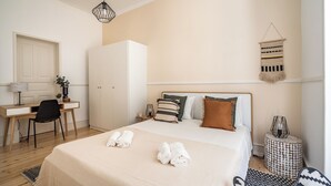 Une chambre bien rangée, avec un lit, un bureau et une armoire.