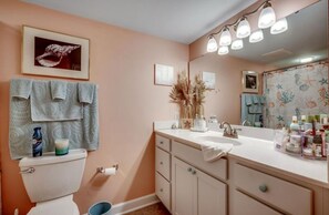 Jetted tub, hair dryer, towels, soap - OCEAN-VIEW Condo, 3-BR-3-BA in North Myrtle Beach, fitness room & hot tub, pools (North Myrtle Beach)