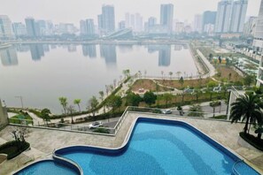 Hồ bơi ngoài trời