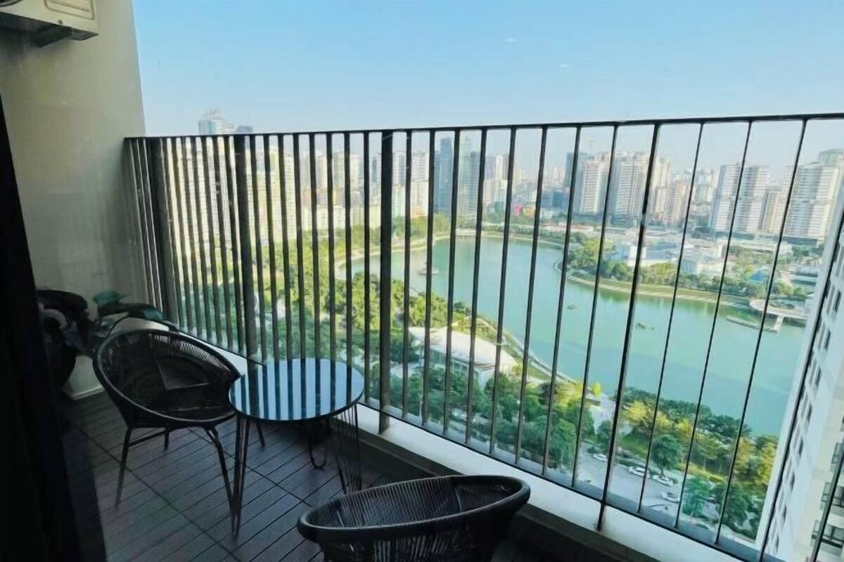 Un balcon donnant sur un paysage urbain et une rivière.