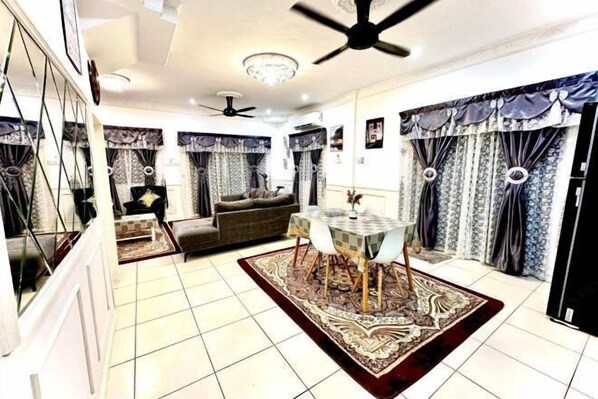 Restaurant - Corner Lot Taman Bahagia Batu 7 ( 2Minutes to Airport) (Sandakan)