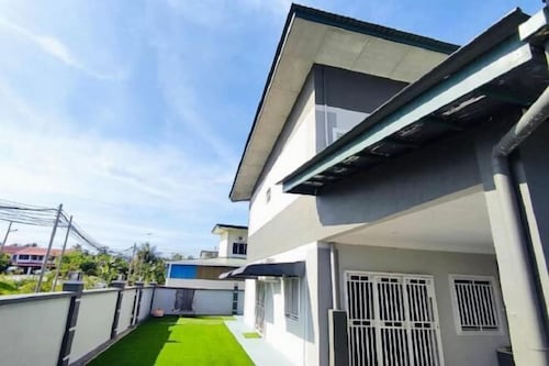 Corner Lot Taman Bahagia Batu 7 ( 2Minutes to Airport)