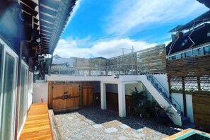 A modern building with a wooden deck, a staircase, and a pool area. - Traditional House Hotel Andong Villa (Andong-si)