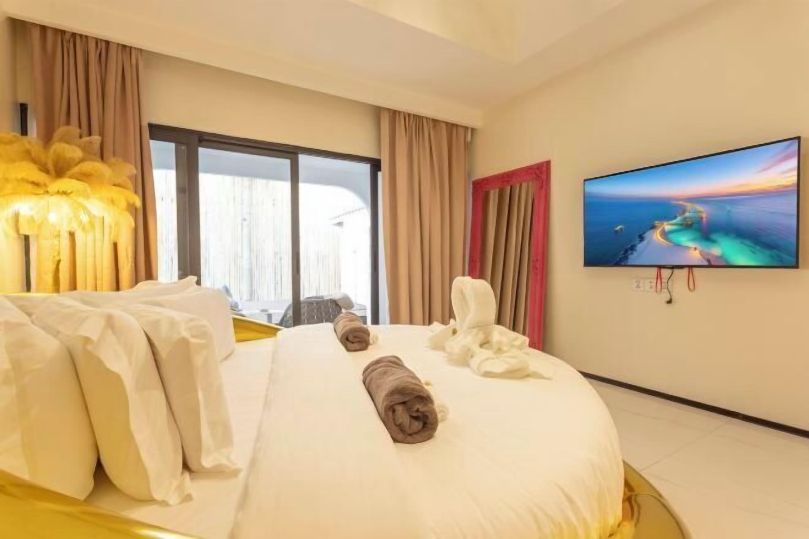 Desk, blackout curtains, free WiFi