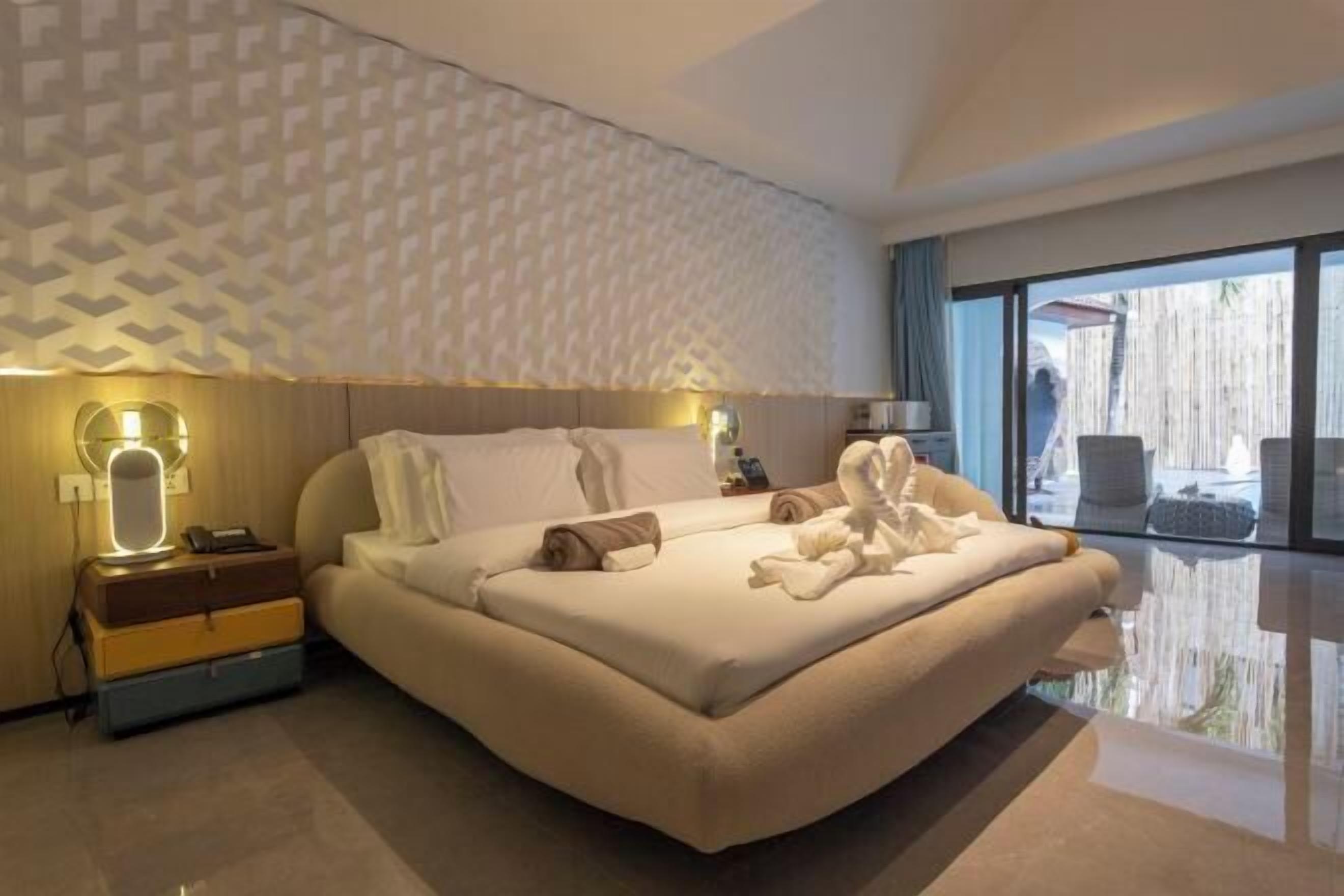 Desk, blackout curtains, free WiFi