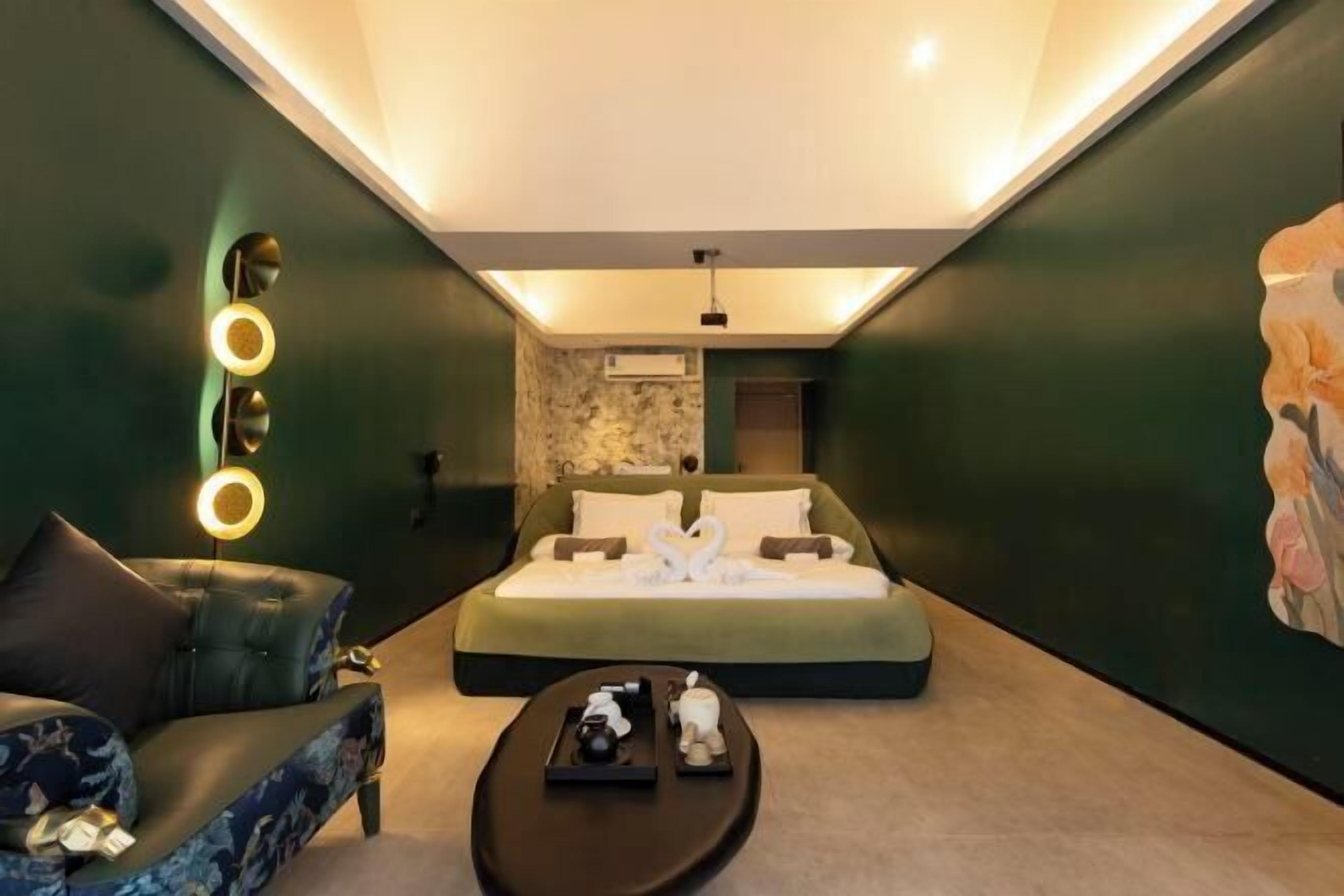 Desk, blackout curtains, free WiFi