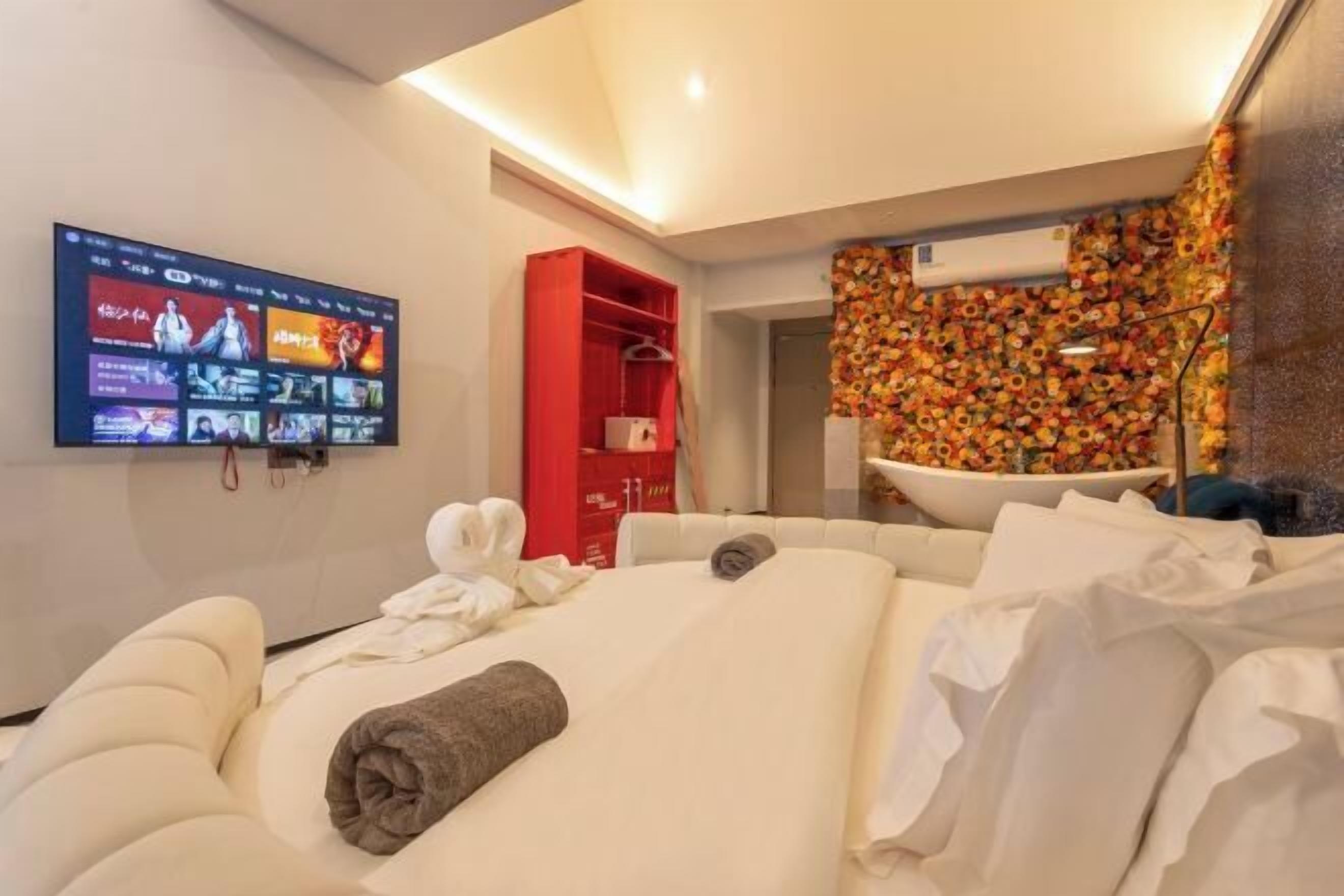 Desk, blackout curtains, free WiFi