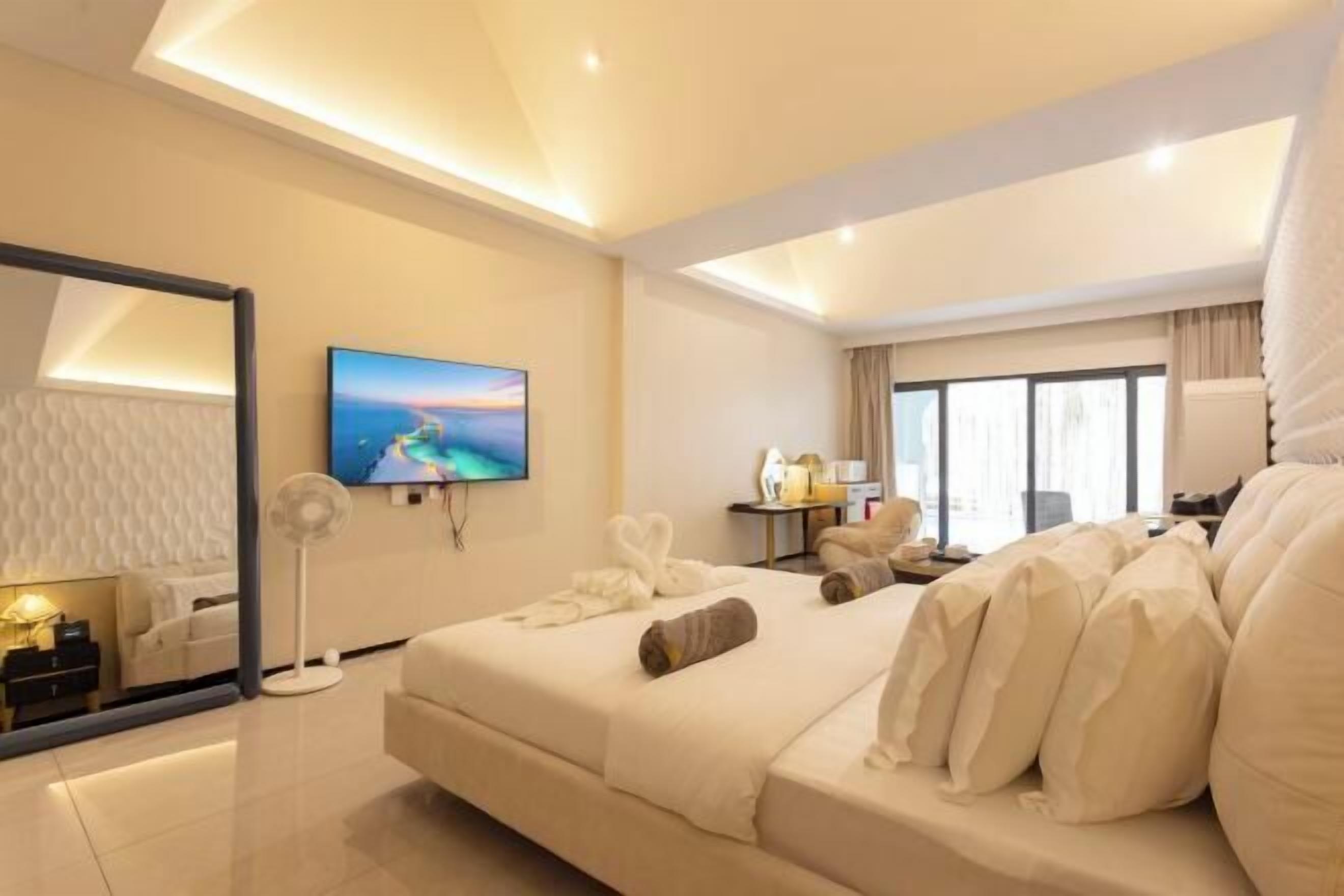 Desk, blackout drapes, free WiFi