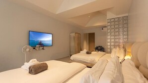 Deluxe Double Room with Two Double Beds | โต๊ะทำงาน, ผ้าม่านกันแสง, Wi-Fi ฟรี