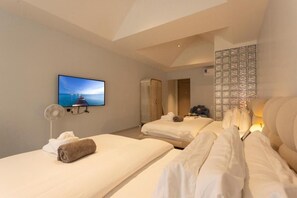 Deluxe Double Room with Two Double Beds | Desk, blackout drapes, free WiFi - Yusu Hotel (Karon)