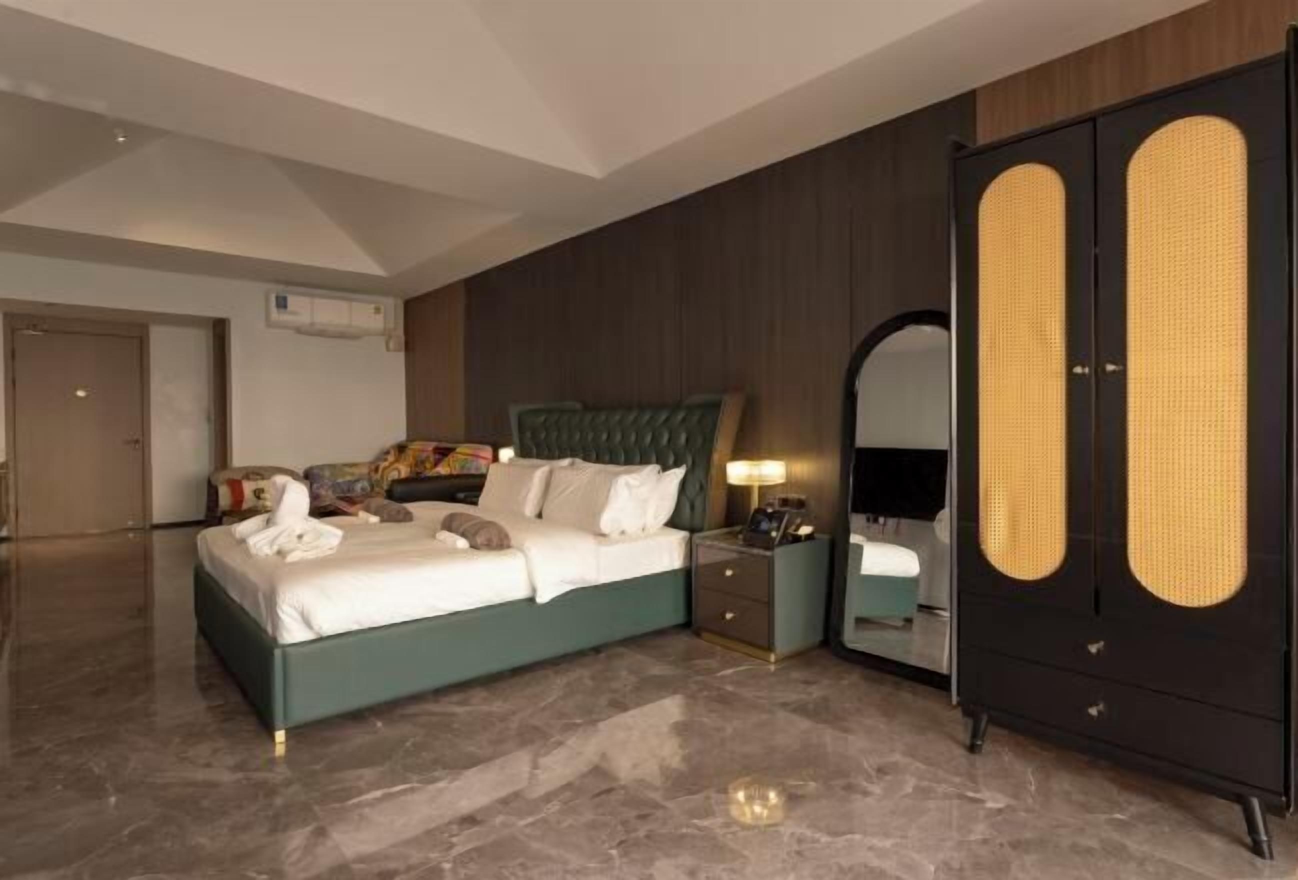 Desk, blackout curtains, free WiFi