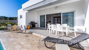 A modern villa with a pool, outdoor seating, and a barbecue area. - Sosua Ocean Village, Villas 24 (Sosúa)