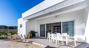 A modern villa with a pool, outdoor seating, and a barbecue area. - Sosua Ocean Village, Villas 24 (Sosúa)